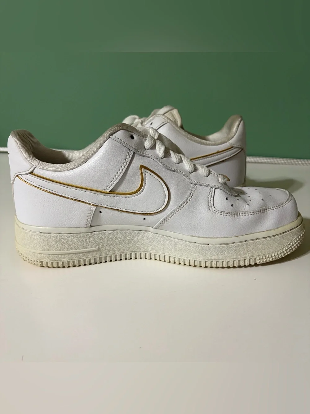 Nike Air Force 1 07 ESS Metallic Gold W Size 7.5
